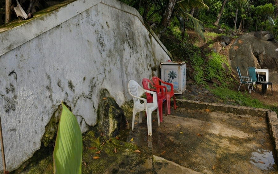 Bica do Cachorro está fechada há mais de dois anos e gera reclamações de moradores e turistas 